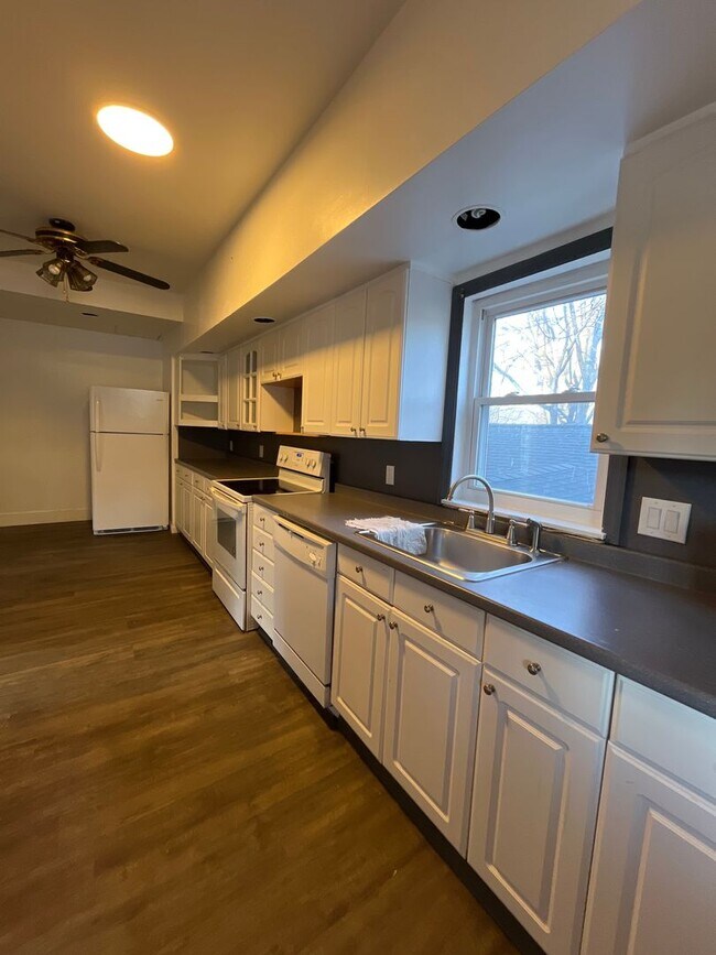 Building Photo - 485 S Walnut St