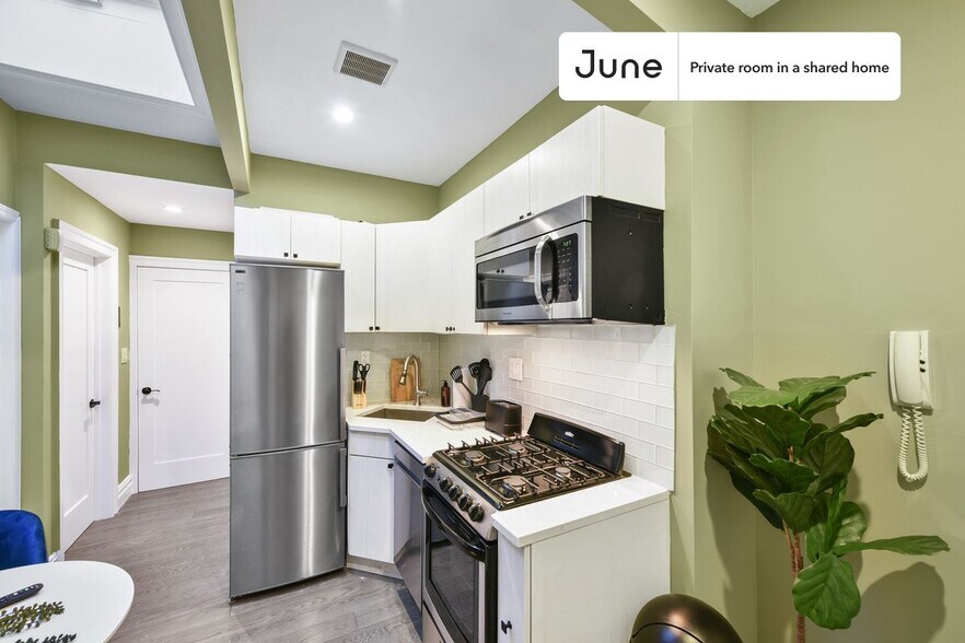 Building Photo - Private bedroom in 3 bed/1 bath Home