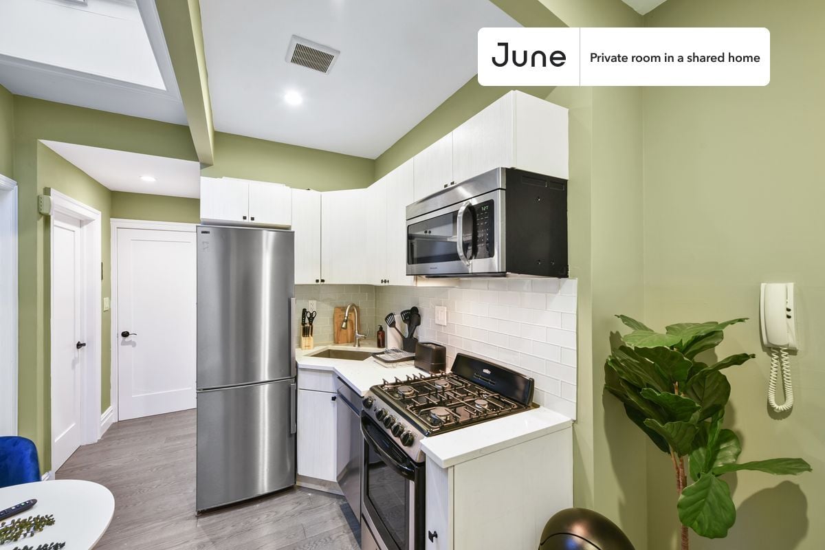Building Photo - Private bedroom in 3 bed/1 bath Home