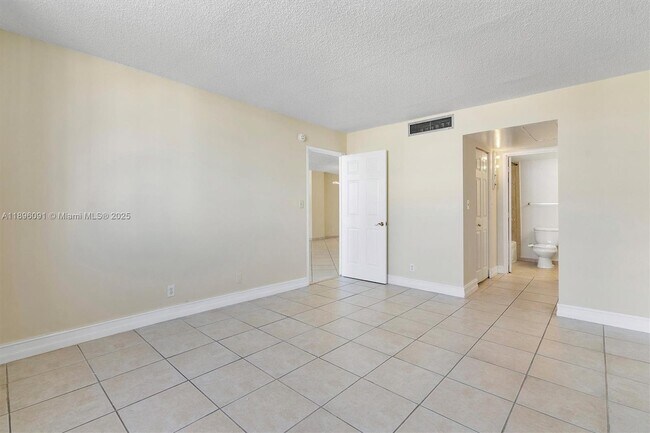 Building Photo - 6770 Indian Creek Dr