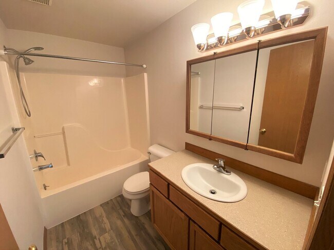 Building Photo - 3 Bed on Cul-de-sac with Great Backyard an...