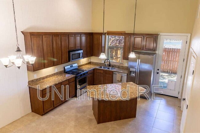 Building Photo - 425 E Woodland Dr