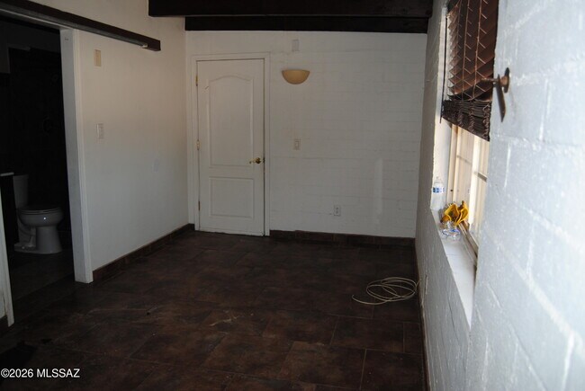 Building Photo - 859 W Kelso St