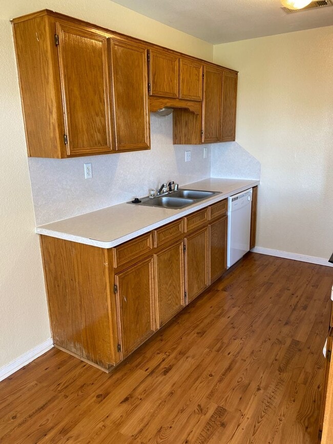 Building Photo - Cute 2 bedroom!