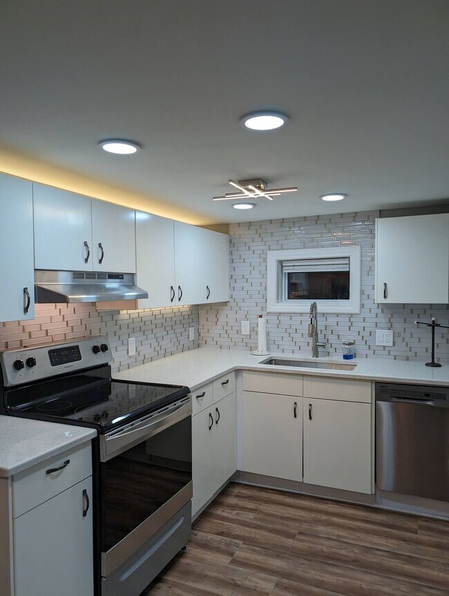 Building Photo - 1303 Colony Dr