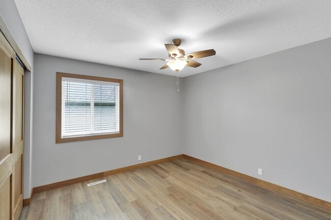 Building Photo - 3+ Bedroom Home in Quiet Neighborhood