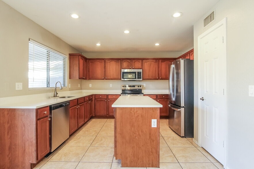 Building Photo - 6216 S 52nd Dr