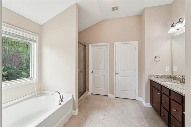 Building Photo - 6370 Shiloh Woods Dr