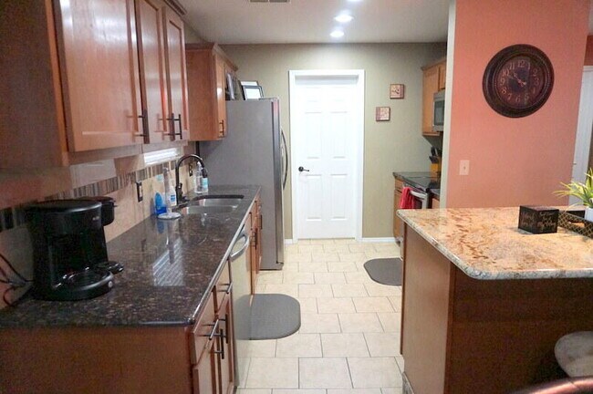 Building Photo - 2700 Green Mountain Dr