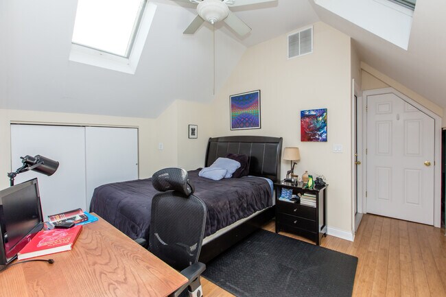Building Photo - Massive 4bed/2bath DUPLEX in the HEART of Bucktown/Wicker Park! In-Unit Laundry! Central Air!