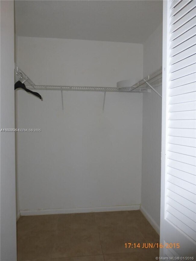 Building Photo - 529 E Sheridan St