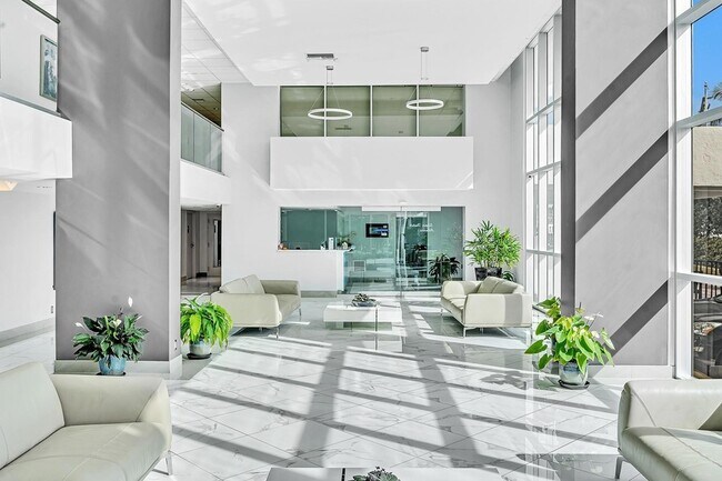 Building Photo - 525 N Ocean Blvd