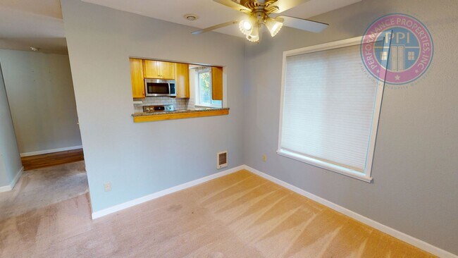 Building Photo - West Linn - Linnwood Heights, Stylish Cond...