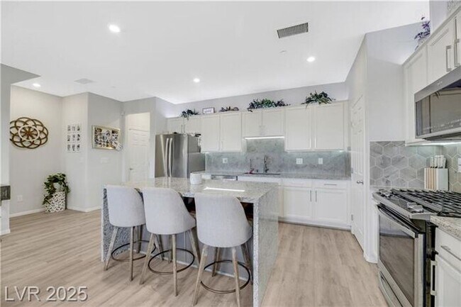 Building Photo - Modern 4-Bed Townhouse in Henderson