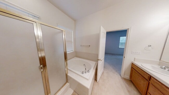 Building Photo - 1823 N Holly Ave