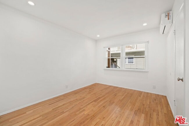 Building Photo - 219 3rd Ave