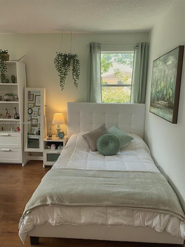 Building Photo - 605 Ives Dairy Rd