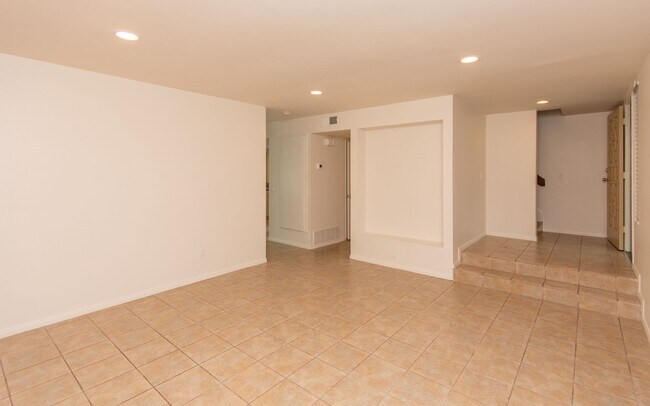 Building Photo - 3 Bedroom, 2.5 Bathroom Townhome!