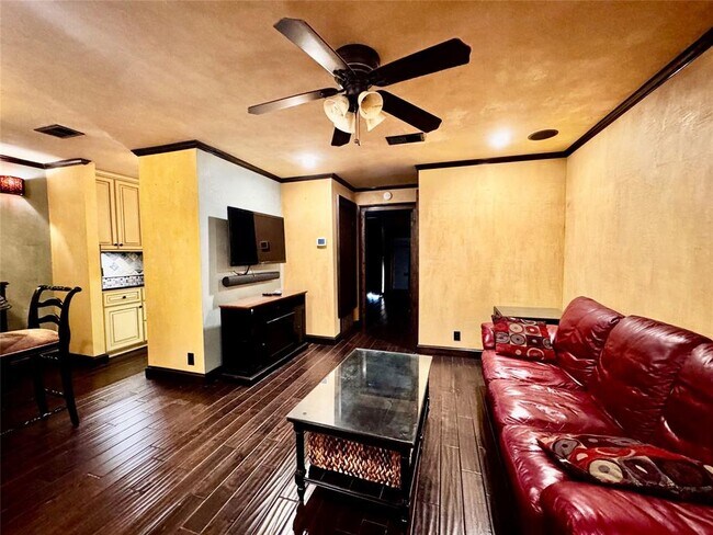 Building Photo - 500 E Riverside Dr