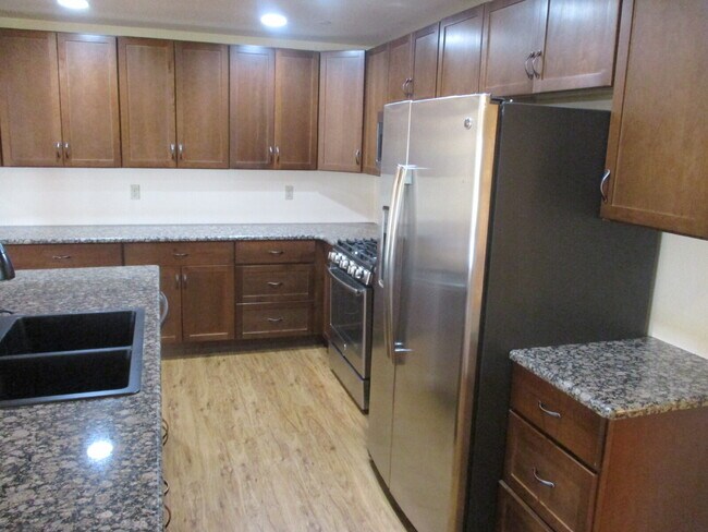 Building Photo - Walkout Basement Apartment - PRICED TO RENT - AVAIL 6/1/26