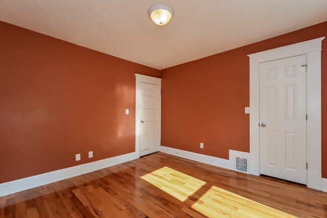 Building Photo - 227 Valley Ave NW