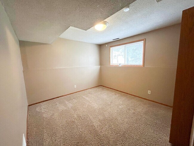 Building Photo - Move-In Ready 4 bed 2 bath off of West Circle Drive Available NOW!