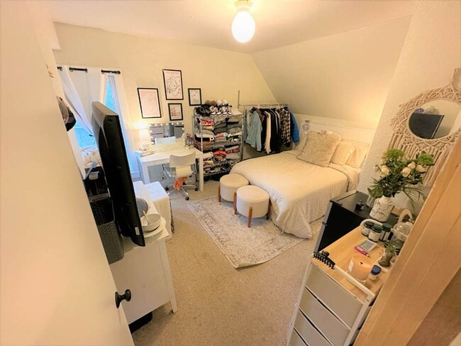 Building Photo - Monroe & 23rd St. Big 6 Bed 2 bath Home