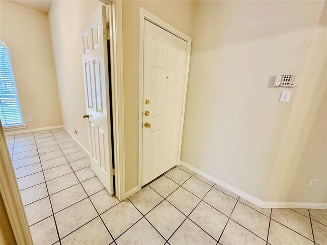 Building Photo - 6514 Clairmont Dr