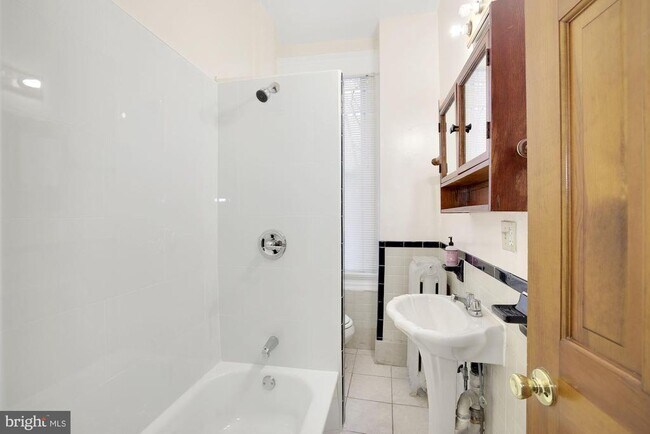 Building Photo - 616 11th St NE