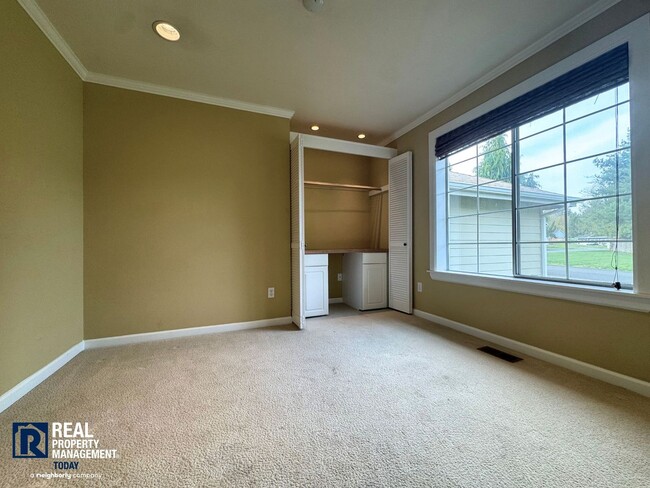 Building Photo - 3 Bedroom, 2 Bath Puyallup Home with 3-Car Garage & Spacious Fenced Yard!!