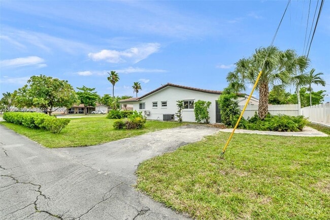 Building Photo - 1611 NE 50th Ct
