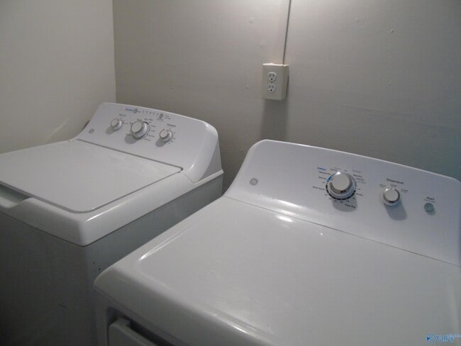 Building Photo - 1423 Stevens Ave NE