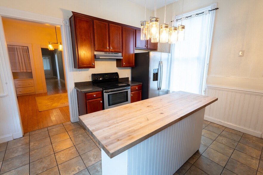 Building Photo - 442 Court St