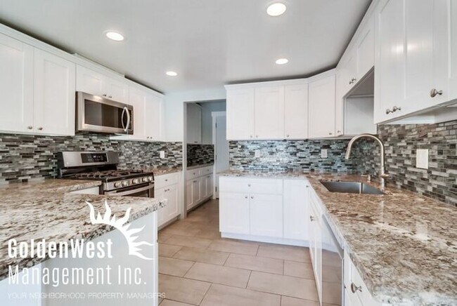 Building Photo - Charming 3Bdm 2.5Ba Townhome in the Claire...