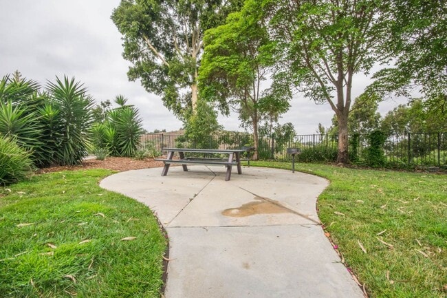 Building Photo - 2 Bedroom, 2 Bath, Downstairs Condo!