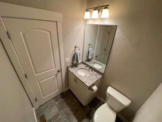Building Photo - 3807 E Cunninghill Dr
