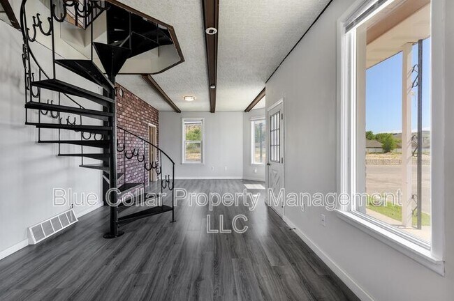 Building Photo - 2 Cherry St