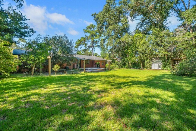 Building Photo - 1230 Circle Dr