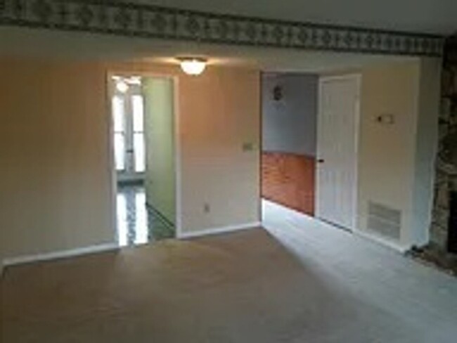 Building Photo - Nice townhome in great location