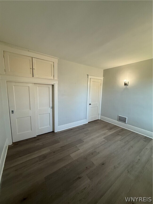 Building Photo - 301 Crestwood Ave