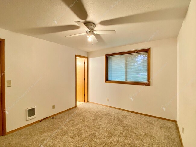 Building Photo - Bend Ranch-Style Home with Covered Patio &...