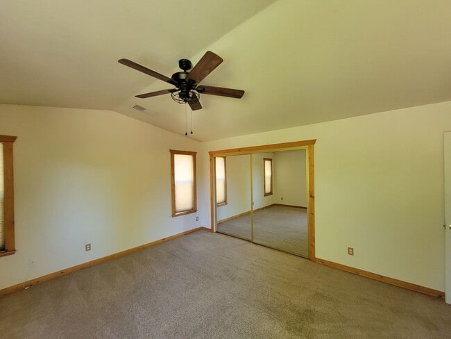 Building Photo - 3 Bedroom House Near Schools and Hiking