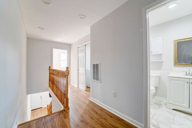 Building Photo - Beautifully Updated Townhome in Prime Location – Move-In Ready!