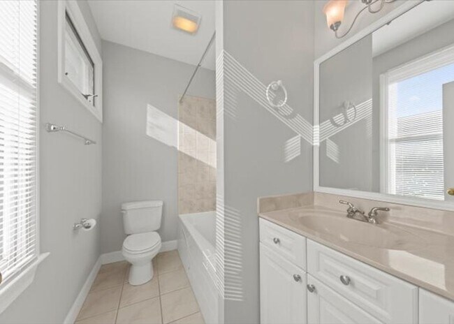 Building Photo - 2 Bedroom, 2.5 Bath Condo in Harleston Village of Downtown Charleston!