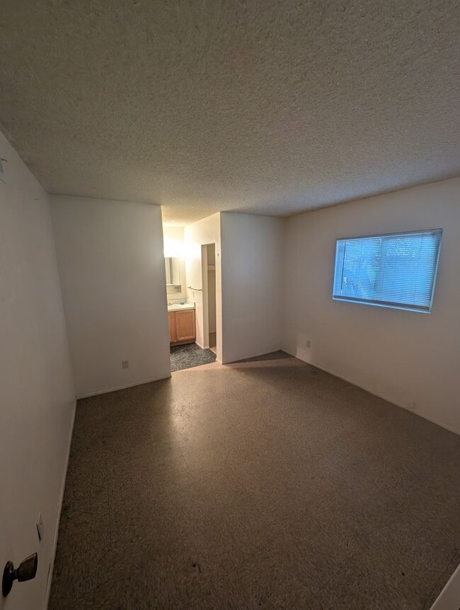 Building Photo - 4 Plex - 2 Bedroom Unit and 1 Bath for Rent.