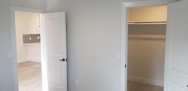 Building Photo - 453 Vineyard Ave