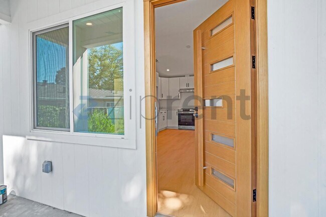 Building Photo - Unit 2