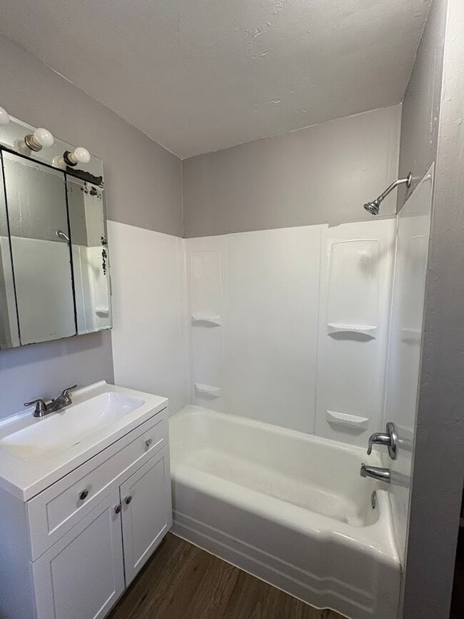 Building Photo - Three bedroom two bathroom home for rent