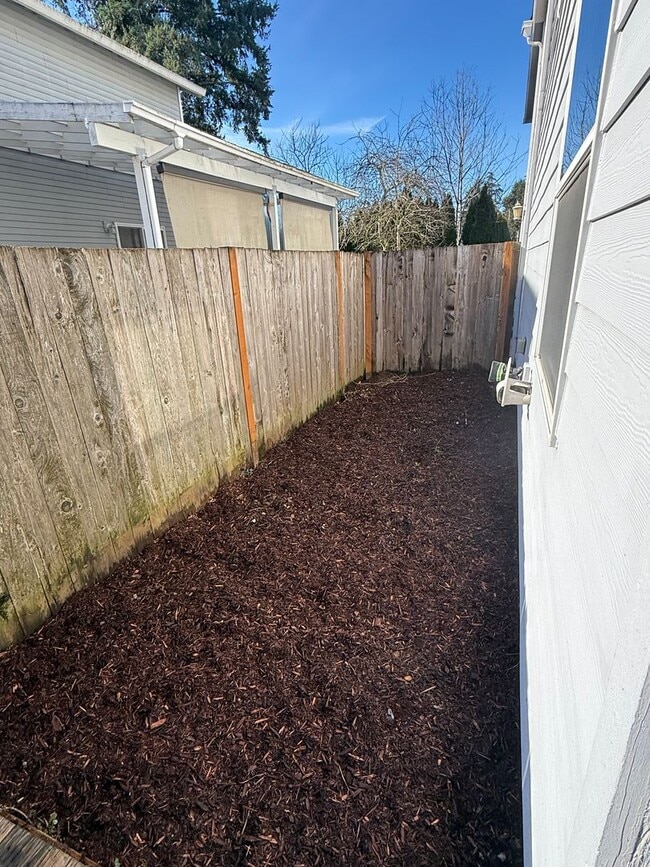 Building Photo - Beautifully Refurbished and updated Townhome style Home in Southeast Portland