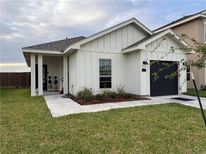 Building Photo - 28 N Soñador Dr